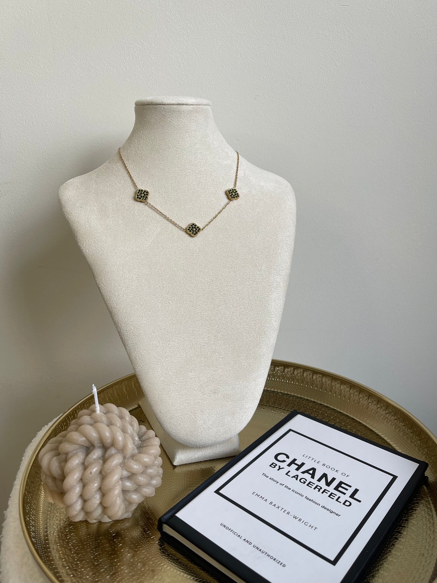 Collar de trébol verde