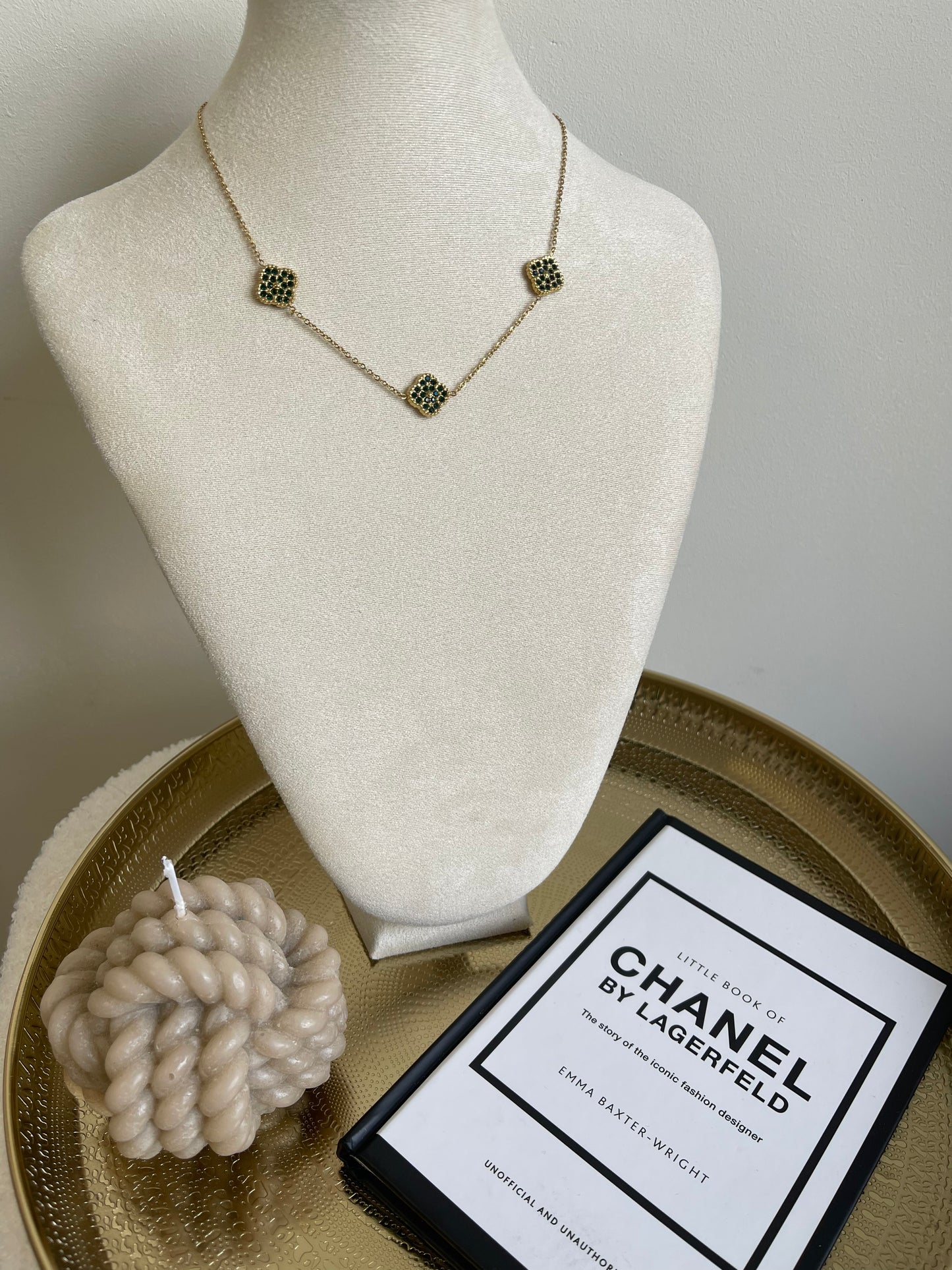 Collar de trébol verde